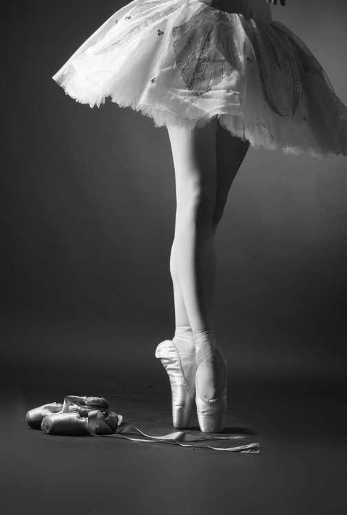 AS166 Wall décor art photographic on canvas figures ballerina legs black & white